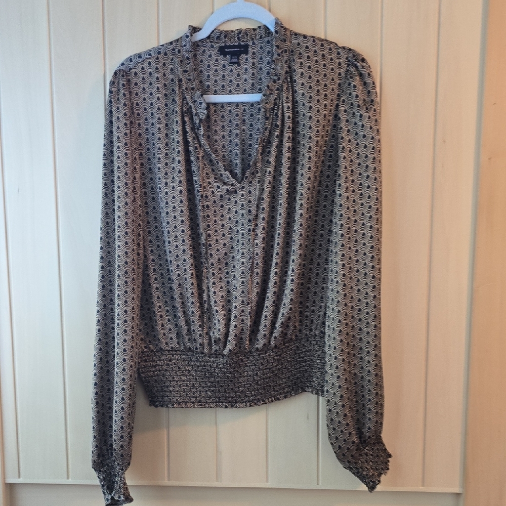Elegant Patterned Blouse with Ruffled Neckline